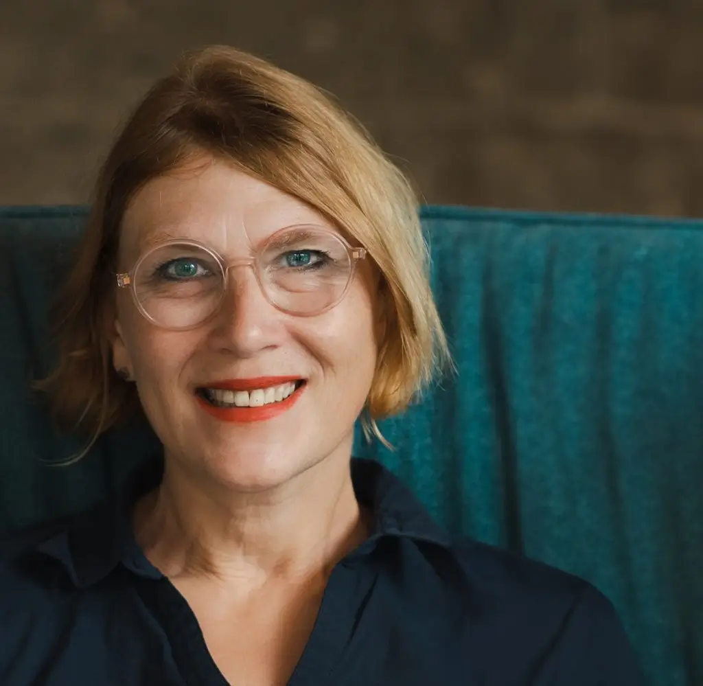 2025_portrait_lang-scaled_pad